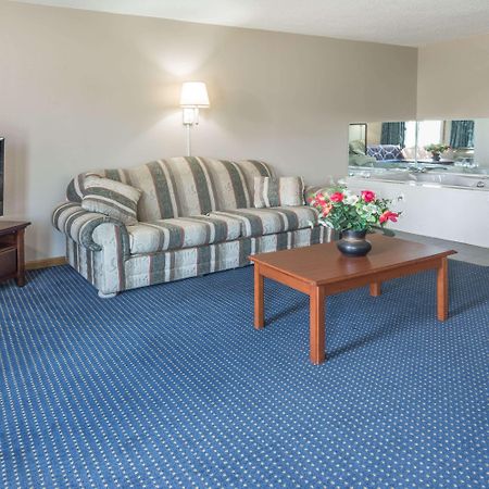 Super 8 By Wyndham O'Fallon Mo/St. Louis Area Dış mekan fotoğraf